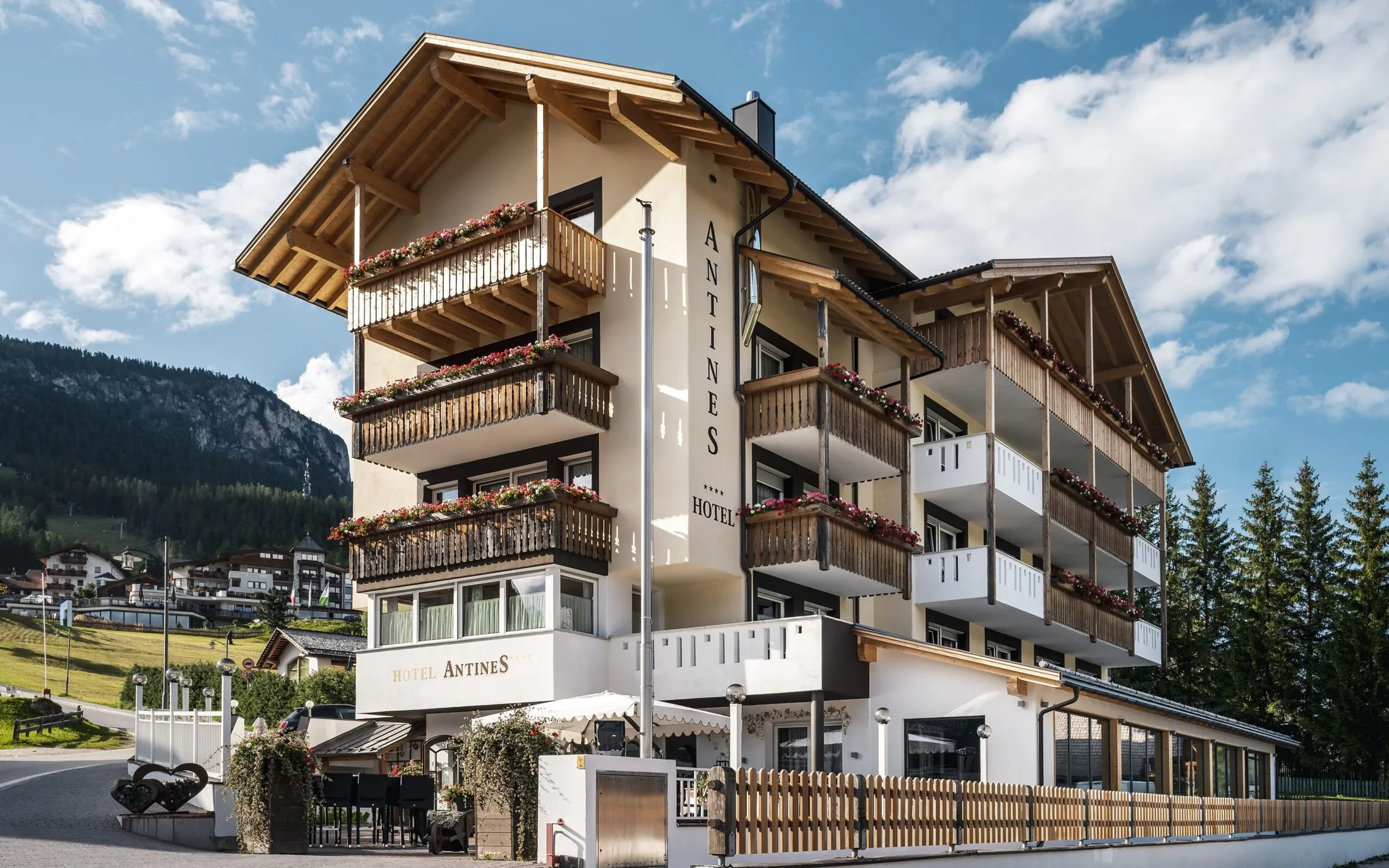 Esterno dell'hotel, estate