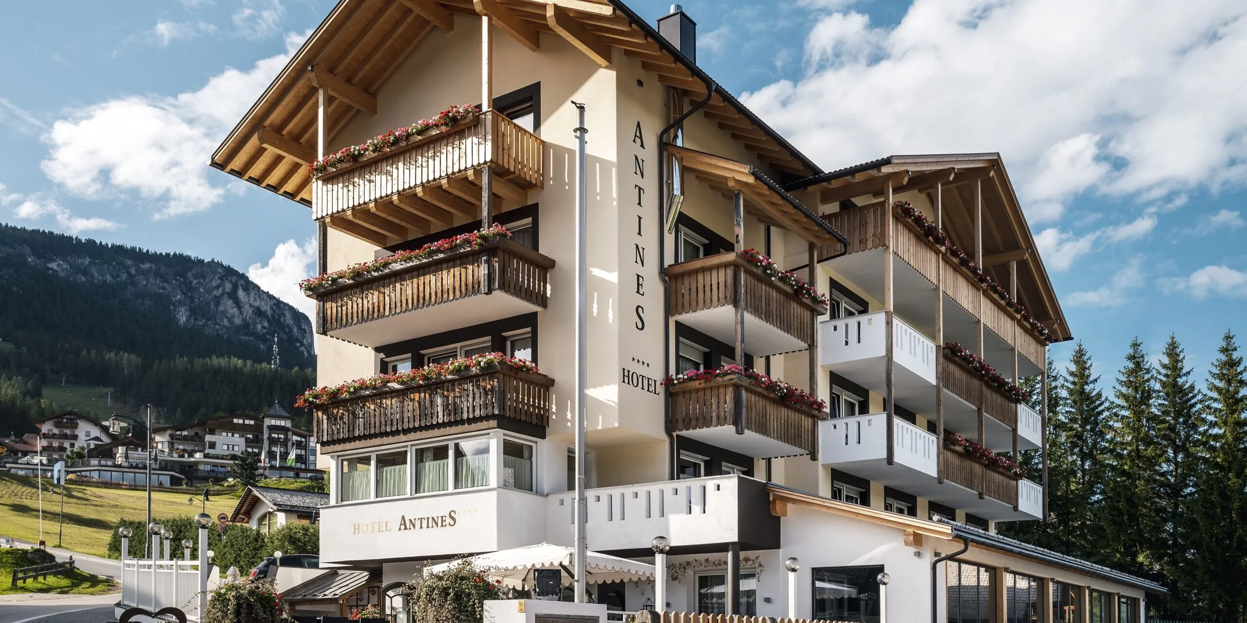 Esterno dell'hotel, estate