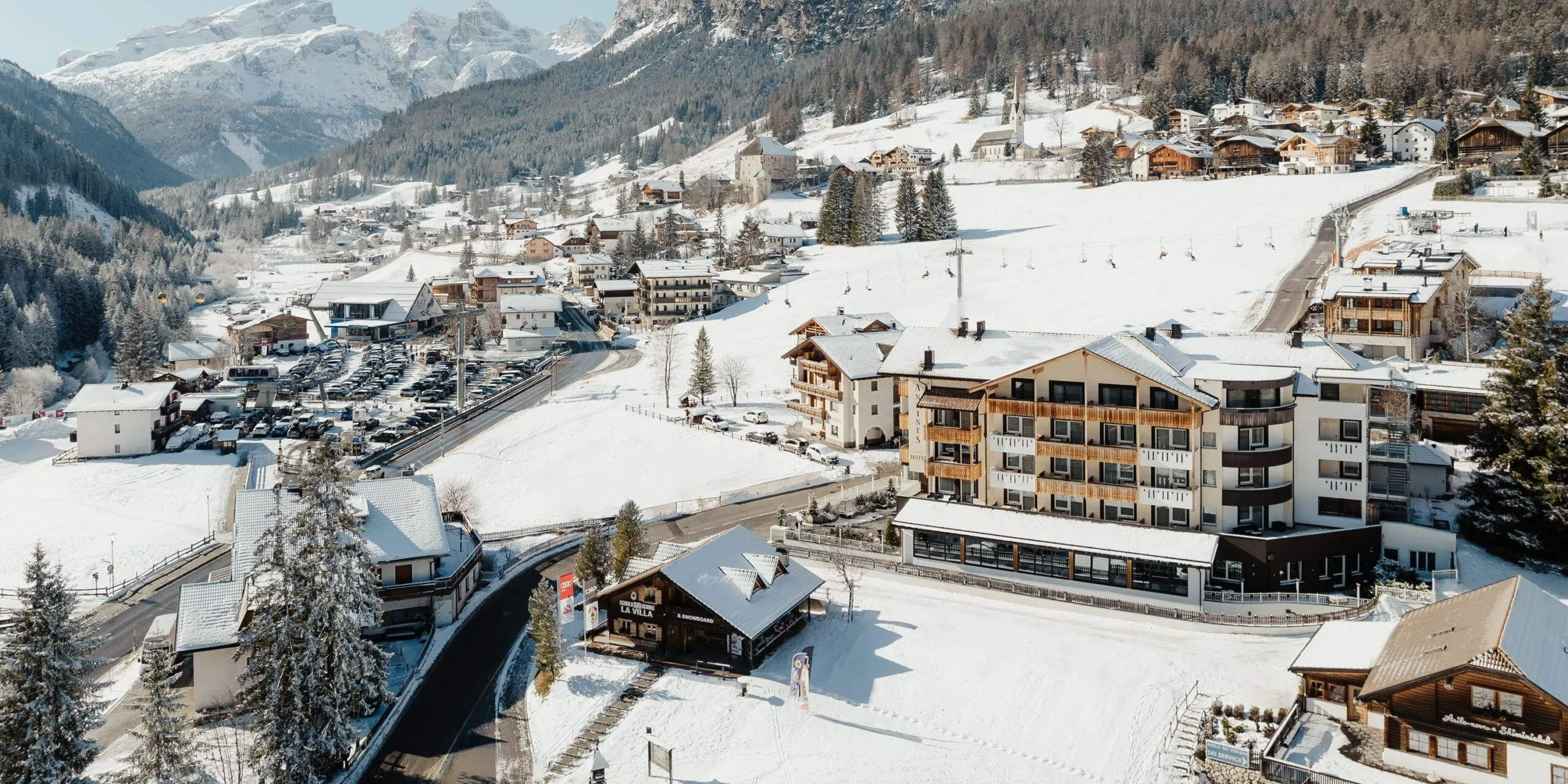 esterno dell'Hotel Antines in inverno