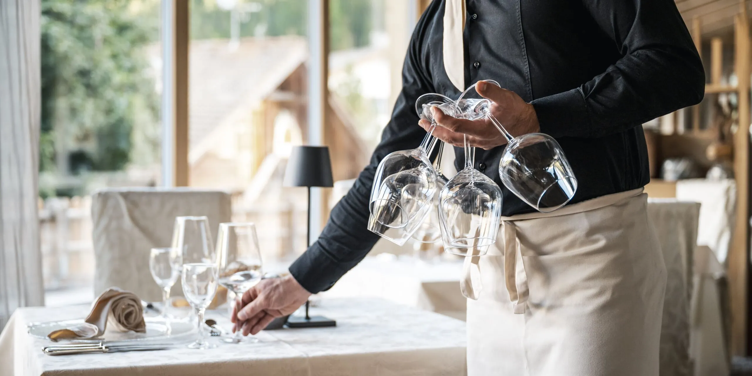 Cameriere sistema la tavola