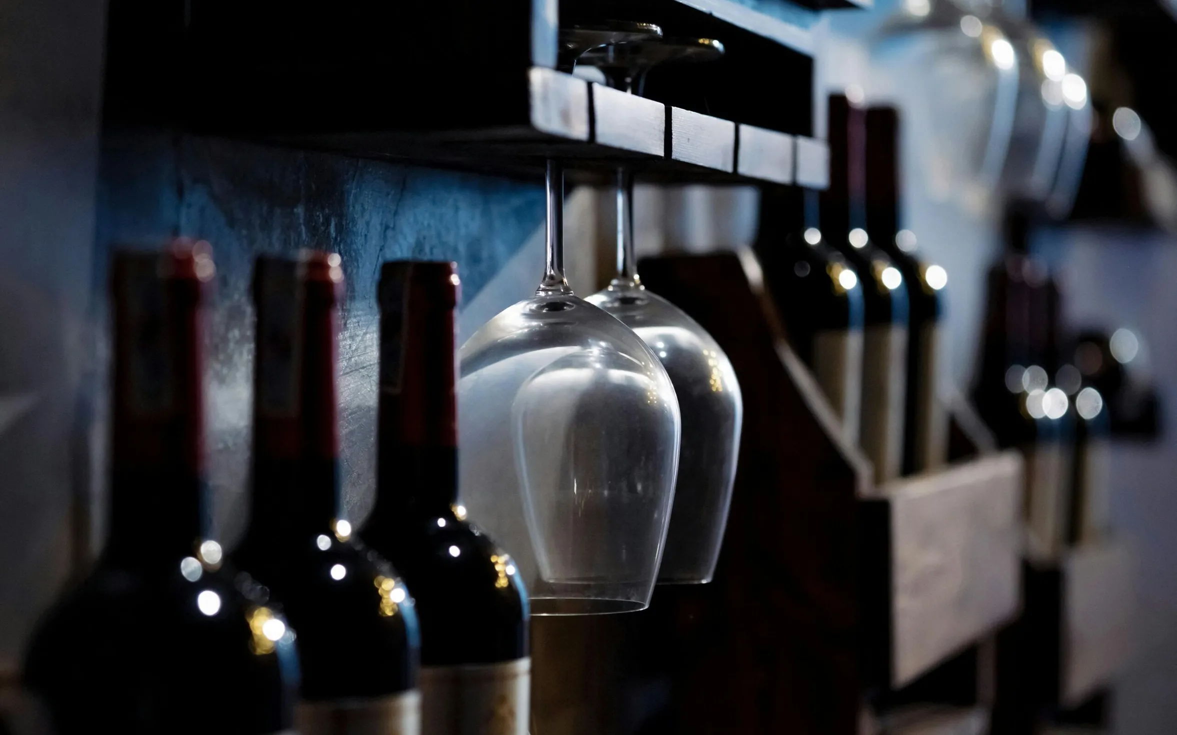 Cantina vini e bicchieri